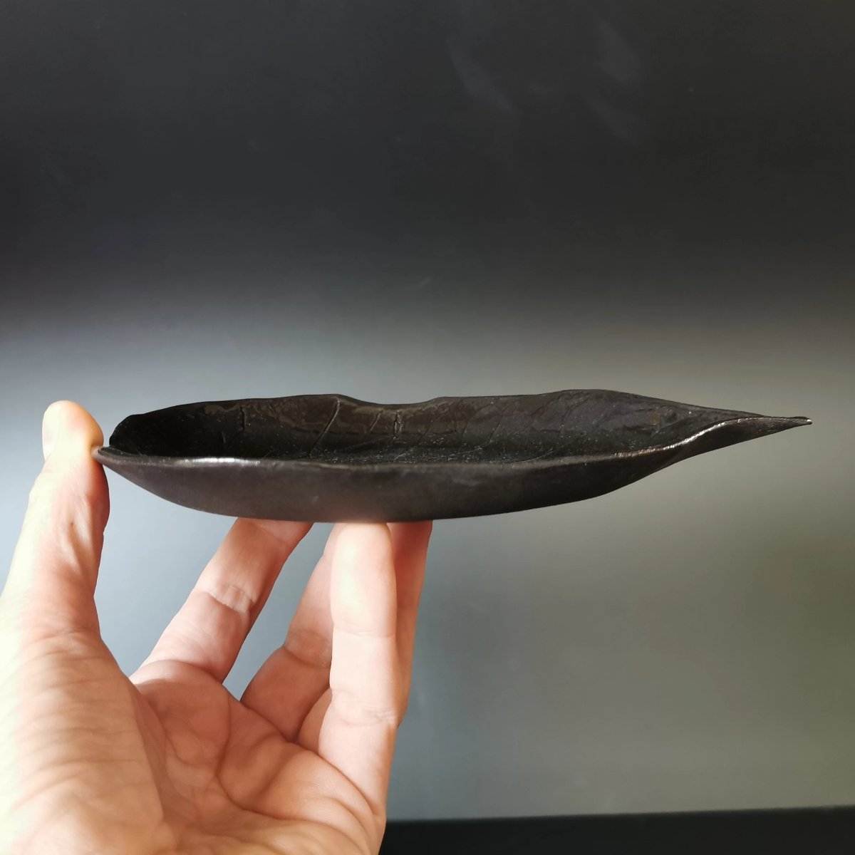Black Glossy Mulberry Leaf Plate