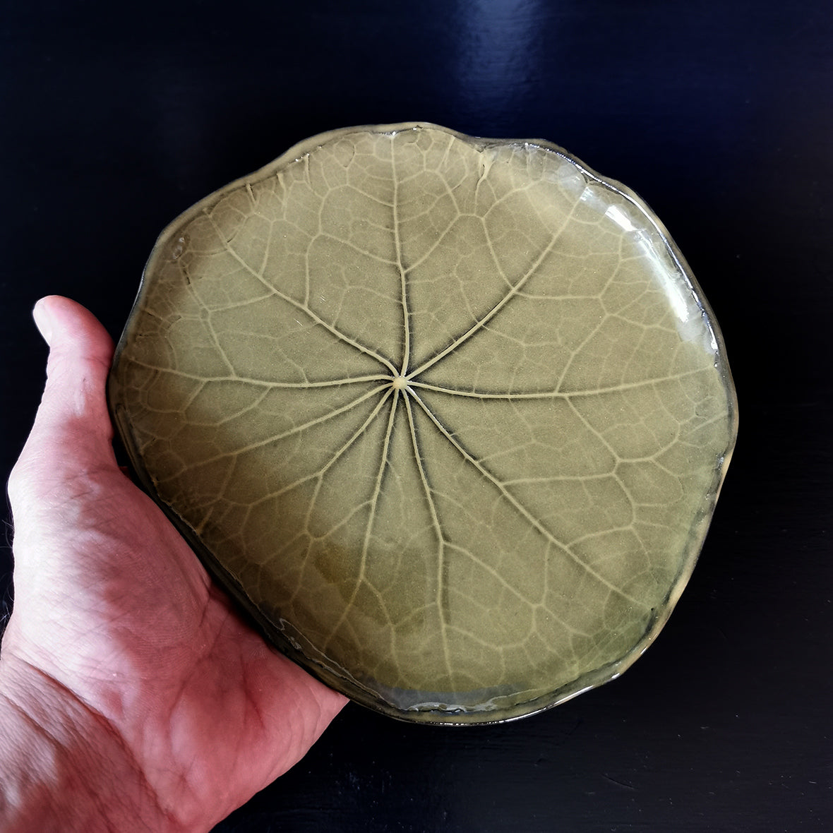Round Leaf Pattern Plate